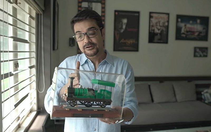 এটা ভীষণই স্পেশ্যাল গিফট বুম্বার। ভারতীয় রেলের পক্ষ থেকে তাকে এই উপহারটি দেওয়া হয়েছিল। যা এখনও তার অন্দরসজ্জায় সুসজ্জিত হয়ে রয়েছে।