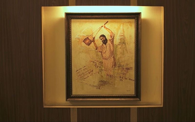 আরও একটি পেন্টিং যা প্রসেনজিতের ভীষণ পছন্দের তালিকায় একটি। সেটা হল লালন ফকিরের এই ছবি। বাড়ি হল তার সেই শান্তির জায়গা যেখানে নিজের ভালবাসাকে অন্দরের প্রতিটি জায়গায় তিনি সাজিয়ে তুলেছেন। রাতে ডিনার যখনই শেষ হোক না কেন তার শান্তির একটাই ঠিকানা। আর সেটা হল তার স্বপ্নের রাজমহল 'উৎসব'।