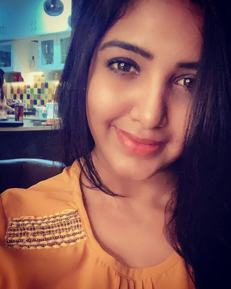 Biggboss tamil 5 contestent Pavani Reddy divorces second husband