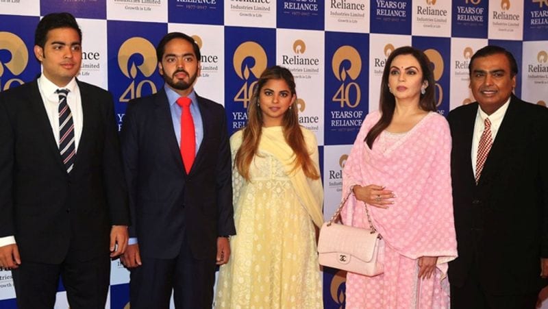 इस डील में मुकेश अंबानी ने 1,077 रुपये के औसत भाव पर 2,69,308 शेयर, नीता अंबानी ने 7,03,708 शेयर, ईशा अंबानी ने 7,71,220 शेयर और आकाश अंबानी ने 7,73,620 शेयर खरीदे थे। अनंत अंबानी ने 1,056 रुपये के भाव पर 73,00,000 शेयरों की डील की थी।