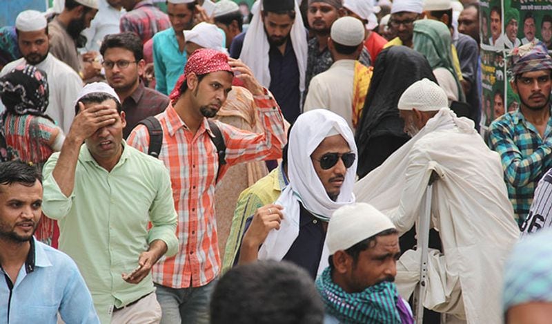 यह तस्वीर कुछ दिन पुरानी है, लेकिन ऐसी मंजर देश में कई जगह देखने को मिले हैं।