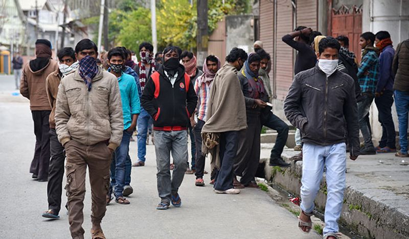ये लो अपने साथ दूसरों की जान के साथ भी खिलवाड़ कर रहे हैं।
