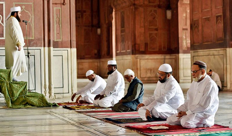 यह तस्वीर कुछ दिन पुरानी है, लेकिन देश में कई जगहों पर लॉक डाउन बीच नमाज या धार्मिक आयोजन किए जाने की खबरें मिली हैं।