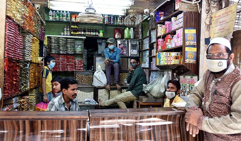 इन्हें कोई शर्म नहीं। ऐसी दुकानें भी संक्रमण फैलाने की वजह बन रही हैं।
