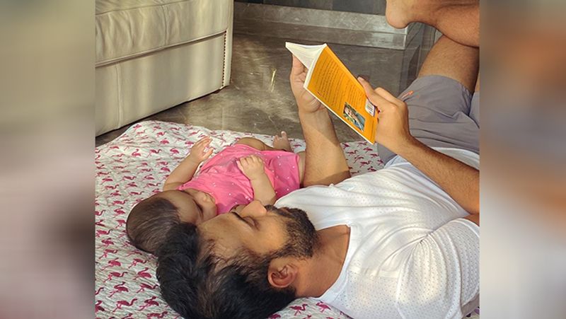 लॉकडाउन में रहाणे अपना अधिकतर समय बेटी के साथ ही बिता रहे हैं। इस फोटो में दोनों किताब पढ़ते नजर आ रहे हैं। जबकि आर्या अभी सिर्फ 6 महीने की हैं।