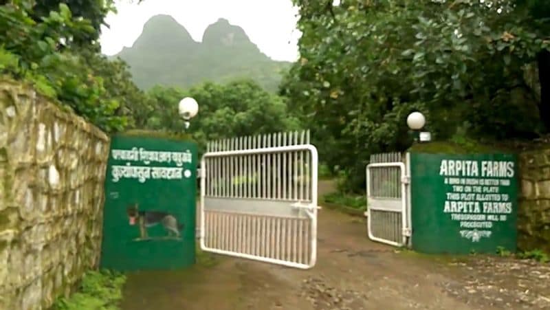 बताया जाता है कि अर्पिता फार्म्स 150 एकड़ में बसा है। एंट्रेंस बोर्ड पर लिखा है, "A bird in bush is better than two on the plate."।