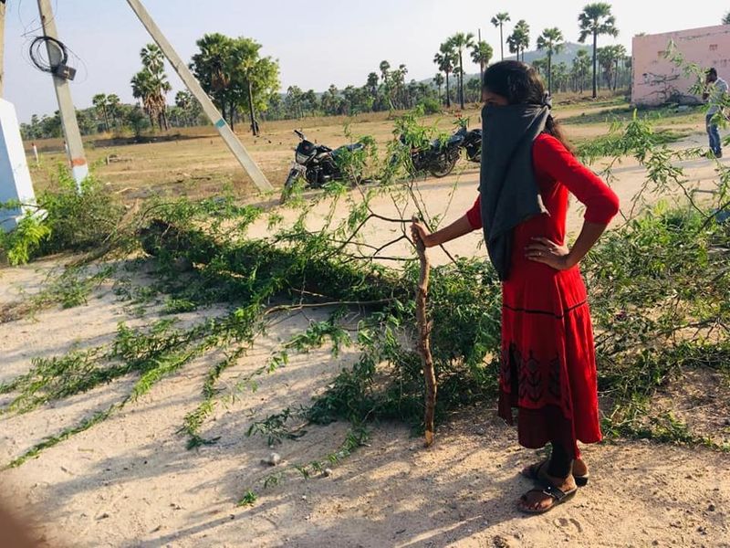 इंटरव्यू में अखिला ने बताया, ‘पहले लोग लॉकडाउन को सीरियसली नहीं ले रहे थे, मैंने दूसरे गांव से लोगों को यहां पर बिना वजह आते देखा। इसलिए मैं गांव के अन्दर आने के रास्ते एक पर बैरिकेड लगाकर बैठ गई। मैं उनसे बाहर घूमने की वजह पूछती थी। ये भी कि वो गांव में क्यों आ रहे हैं? अगर उनके पास कोई अच्छी वजह होती थी, तो उन्हें अन्दर आने दिया जाता था, वरना मैं उनसे लौट जाने को कहती थी।