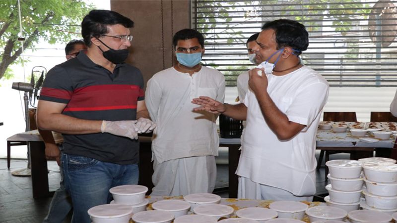 कोलकाता का इस्कॉन मंदिर पहले से ही रोजाना 10, 000 लोगों को भोजन करा रहा था। अब गांगुली के डोनेट करने के बाद इस मंदिर का स्कोर दोगुना हो गया है और यह मंदिर अब रोज 20,000 लोगों को भाजन कराएगा।