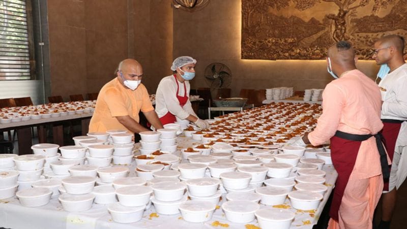 कोलकात इस्कॉन मंदिर के प्रवक्ता राधारमन दास ने सौरव गांगुली को शुक्रिया अदा किया है।