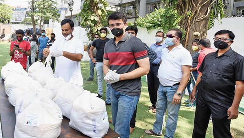 इससे पहले सौरव गांगुली ने एलान किया था कि वो गरीब लोगों के लिए लाखों के चावल दान करेंगे।