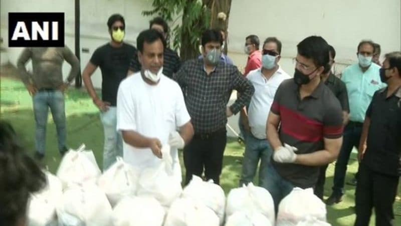 टीम इंडिया के अधिकतर खिलाड़ी अब तक इस महामारी से लड़ने में दान कर चुके हैं। इसके साथ ही इन खिलाड़ियों ने जागरुकता फैलाने का काम भी किया है।