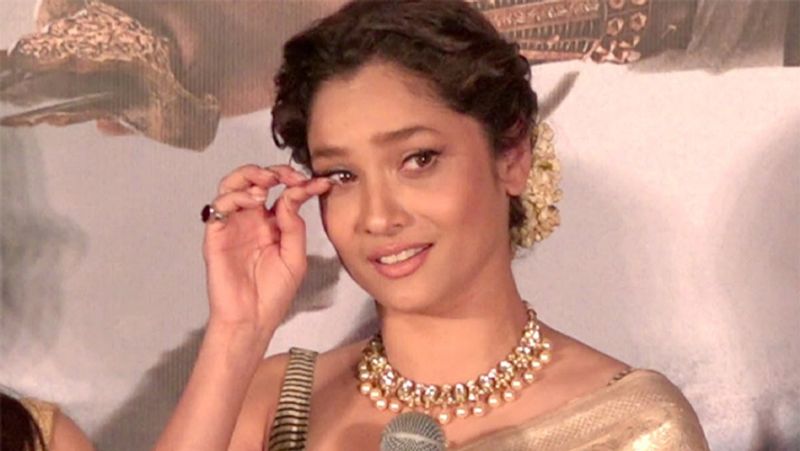 ধারাবাহিকটি চার-পাঁচ মাসের মধ্যে ছেড়ে দিলও বছর ছয়েক ধরে ছিল তাঁদের সম্পর্ক। অঙ্কিতা বিয়ের জন্য প্রস্তুতি নিতে চাইলেও সেই সময় সুশান্ত প্রস্তুত ছিলেন না।