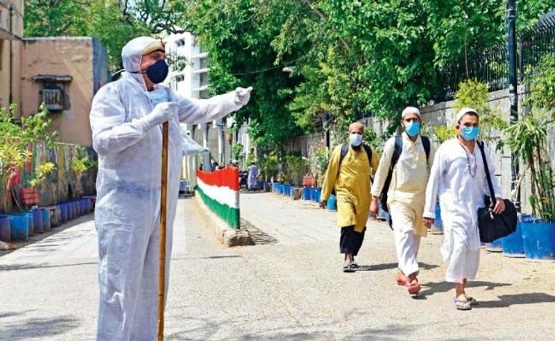 मांग पूरी नहीं हुई तो थूक रहेः चिकित्सकों का कहना है कि अस्पताल में भर्ती एक कोरोना पॉजिटिव जमाती ने बीते दिनों अस्पताल के वॉर्ड में थूकना शुरू कर दिया था। बाद में किसी तरह अस्पताल के स्वास्थ्यकर्मियों ने उसे समझा-बुझाकर शांत कराया। जमातियों के इस हरकत ने मेडिकल कर्मियों के नाक में दम कर रखा है।