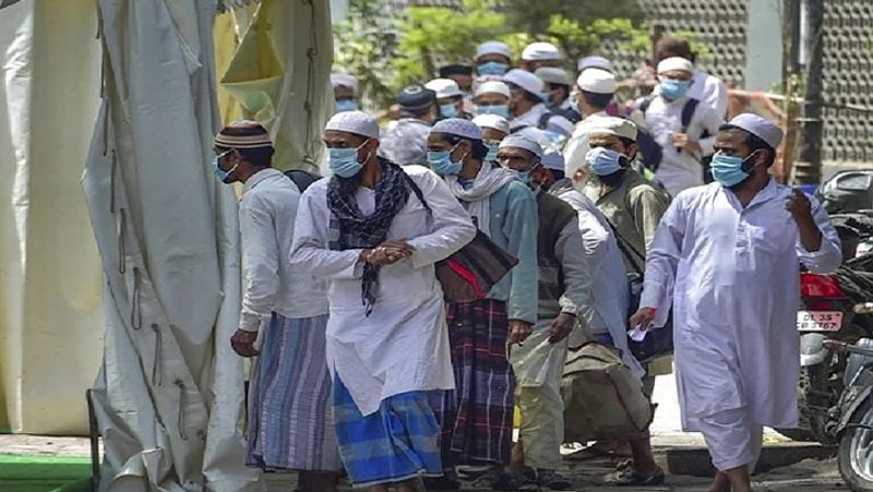 इसके अलावा हर रोज कोई ना कोई जमाती चाय कप की बजाय बड़ी गिलास में देने या किसी अन्य डिश की मांग को लेकर चिकित्सकों से उलझ रहा है। जिसके बाद किसी तरह से उन्हें समझा-बुझाकर उनका इलाज किया जा रहा है।