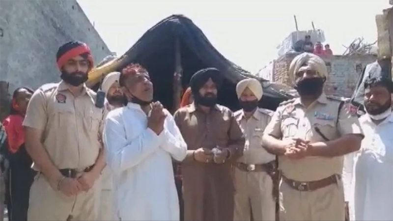 डिलीवरी हो जाने के बाद दोनों पुलिसकर्मियों ने राहत की सांस ली। जिसके बाद महिला के परीजनों ने दोनों का शुक्रिया अदा किया। परीवारवालों का कहना था कि जब किसी अस्पताल और पड़ोसियों ने मदद नहीं कि तो ये दोनों पुलिसकर्मी हमारे लिए मसीहा बनकर सामने आए।