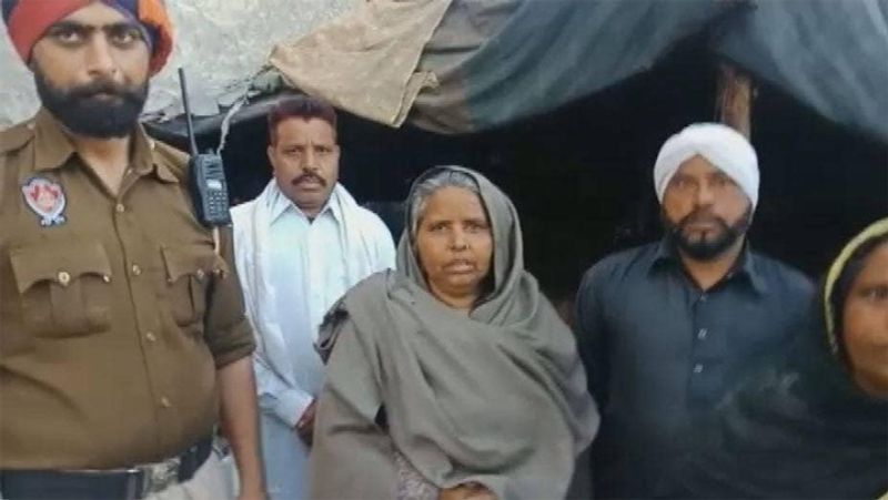 महिला के आने के बाद ज्योति ने सड़क पर ही पुलिसवालों की मौजूदगी में एक स्वस्थ लड़के को जन्म दिया।