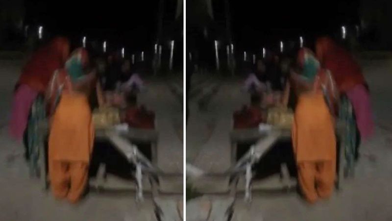 पुलिसवालों ने रास्ते में ही एक जगह गाड़ी रोकी और उसके बाद सड़क पर स्ट्रीट लाइट के नीचे बेंच और चादर की दीवार बनाई। दीवार बनाने के बाद उन्होंने डिलीवरी कराने के लिए एक स्थानीय प्रशिक्षित महिला को बुलाया।