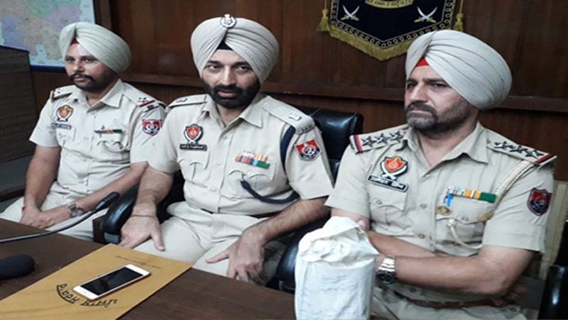 अब इस नेक काम पर मोगा के एसपी ने खुशी जताई है और कहा कि वो दोनों पुलिसकर्मियों को सम्मानित करने के लिए पुलिस विभाग को पत्र लिखेंगे।