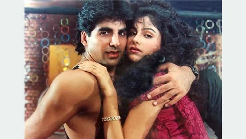अक्षय कुमार ने आयशा जुल्का के साथ फिल्म 'खिलाड़ी' (1992) में काम किया। दोनों ही रील लाइफ में रोमांस करते-करते रीयल लाइफ में भी एक-दूसरे के करीब आ गए। लेकिन इनका रिश्ता भी ज्यादा समय तक नहीं चल पाया और कुछ वक्त तक दोनों डेट करने के बाद अलग हो गए। दोनों ने 'वक्त हमारा है' (1993), 'जय किशन' (1994), 'दिल की बाजी' (1993) फिल्मों में काम किया।