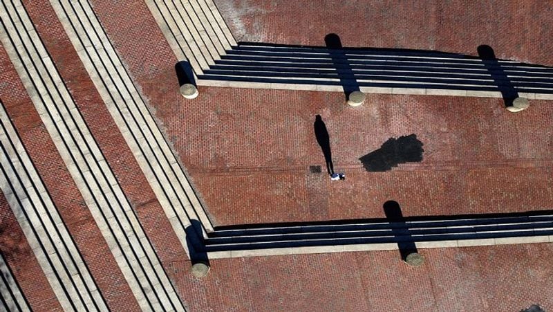 अमेरिका के बोस्टन शहर में सिटी हॉल प्लाज की तरफ जाता एक अकेला शख्स।