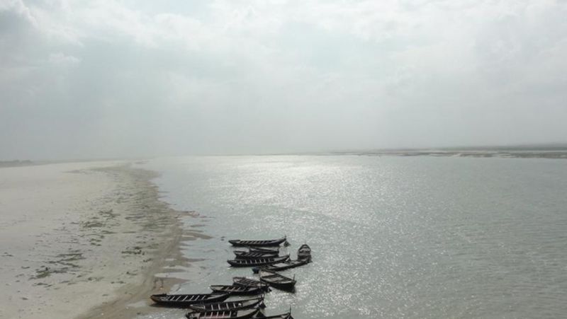 हवा की गुणवत्ता के बाद गंगा और यमुना का साफ जल देखकर ऐसा लगता है कि जो काम सरकारें कई सालों तक नहीं कर पाईं, वो लॉकडाउन ने कर दिखाया। लॉकडाउन के चलते फैक्ट्रियां और उद्योग धंधे सब बंद हैं। इसलिए इससे निकलने वाला गंदा पानी भी नदी में नहीं गिर रहा है। इस वजह से गंगा और यमुना नदी के जल में काफी सुधार हुआ है।