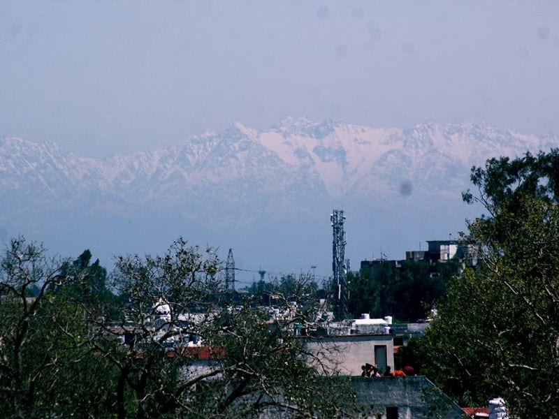 एयर क्वालिटी इंडेक्स में सुधार होने से पंजाब में भी दृश्यता 2-3 किमी से बढ़कर 40-50 किलोमीटर हो गई है। इस वजह से यहां जालंधर, कपूरथला, राजपुरा समेत कई शहरों से हिमाचल प्रदेश के बर्फ से लदे पहाड़ भी दिख रहे हैं।