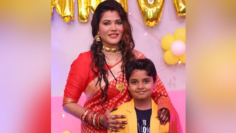 सीमा सिंह के 6 नन्हे देवर और ननद हैं। वो अभी काफी छोटे हैं। एक्ट्रेस उन्हें गोद में लेकर भी खेल सकती हैं और वो उन्हें बहुत प्यार भी करती हैं।