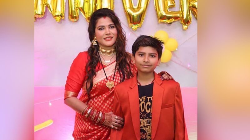 बता दें, सीमा सिंह ने 13 मार्च, 2019 को बिजनेसमैन सौरव कुमार से शादी की थी। उनकी शादी को एक साल पूरा हो चुका है। एक्ट्रेस ने पहली सालगिरह ससुराल वालों के साथ धूमधाम से मनाया था।