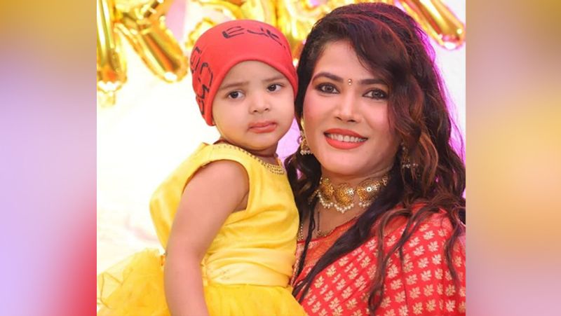 सीमा सिंह ने सौरव से लव मैरिज की थी। ससुराल वालों के साथ एक्ट्रेस शानदार बॉन्ड शेयर करती हैं। वो अक्सर फैमिली के साथ सोशल मीडिया पर फोटोज भी शेयर करती हैं।