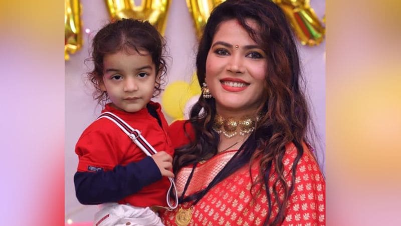 सीमा बताती हैं कि सौरव ने एक डांसिंग शो 'डांस-घमासान' लॉन्च किया था। इसे सीमा और उनके गॉडफादर एंड फेमस कोरियोग्राफर कानू मुखर्जी ने जज किया था। शो के दौरान सौरव ने सीमा और उनके इंडस्ट्री के पिता कानू दा पर अपना प्रभाव डालने की पूरी कोशिश की और वो सफल भी हुए।