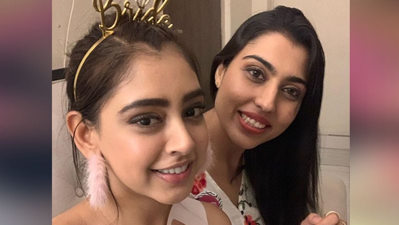 खास बात ये है कि लॉकडाउन के चलते अदाकारा ने अपने घर पर ही दोस्तों के साथ ब्राइडल शावर एन्जॉय किया।