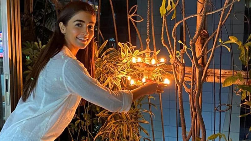 घर के बाहर रोशनी करतीं एक्ट्रेस पूजा हेगड़े।