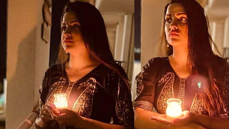 बिग बॉस कंटेस्टेंट रहीं हिमांशी खुराना ने भी दीपक जलाए।