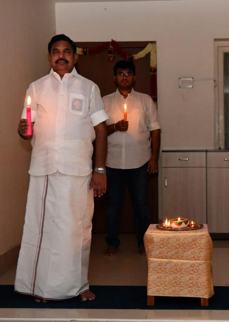 கொரோனா இருளுக்கு எதிராக நம்பிக்கை ஒளியேற்றிய முதல்வர் பழனிசாமி