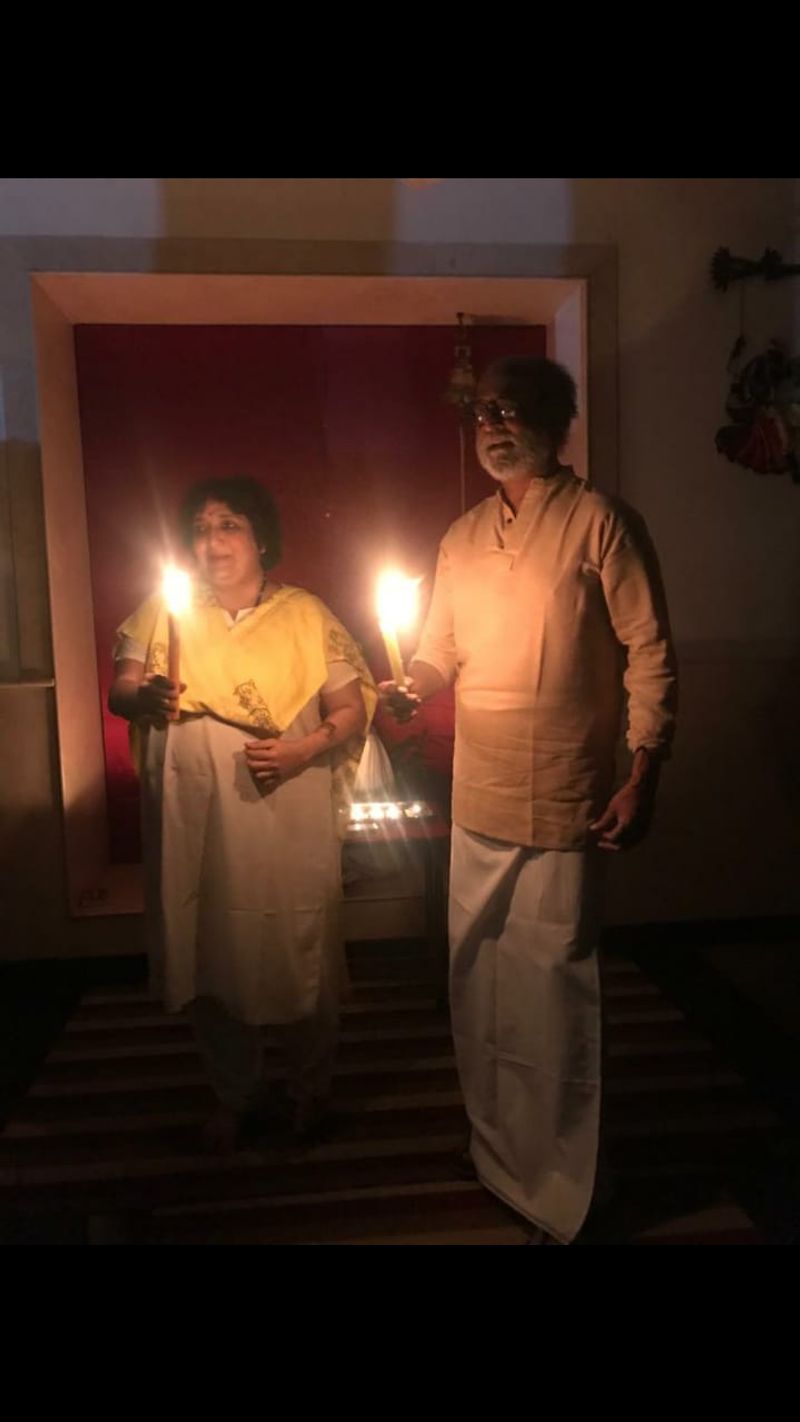 தனது மனைவியுடன் இணைந்து ஒளியேற்றிய ரஜினிகாந்த்