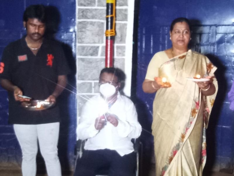 தேமுதிக தலைவர் விஜயகாந்த், தனது மனைவி மற்றும் மகனுடன் நம்பிக்கை ஒளியூட்டினார்