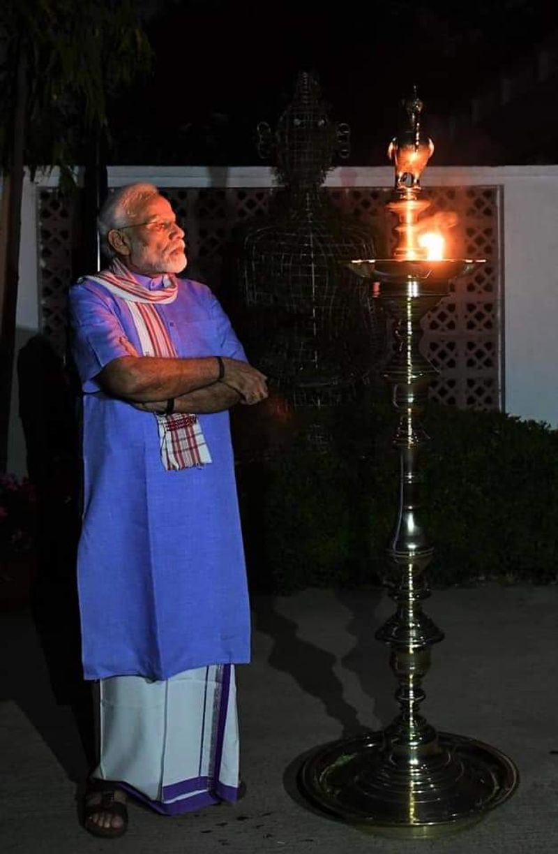 கொரோனா இருளுக்கு எதிராக விளக்கேற்றிய பிரதமர் மோடியின் கெத்தான போஸ்