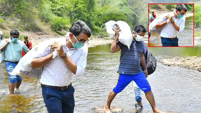 तस्वीर में युवा अफसर, पीठ पर बोरी लादकर, अपनी टीम के साथ पैदल नदी पारकर लोगों की जरूरत का सामान ले जाता दिख रहा है। ये अफसर कोई और नहीं पथनमथीट्टा (Pathanamthitta) के युवा कलेक्टर पीबी नूह हैं।