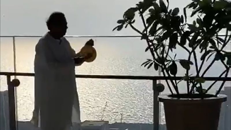 इससे पहले जनता कर्फ्यू के दिन भी मुकेश अंबानी ने भी घंटी बजाकर कोरोना के खिलाफ लड़ रहे डॉक्टर और अन्य लोगों का धन्यवाद किया था। कोरोना वायरस के खिलाफ जंग में पीएम मोदी के आग्रह पर 22 मार्च को जनता कर्फ्यू का ऐलान किया था। उस दिन शाम 5 बजे पूरे देश ने थाली, घंटी बजाकर कोरोना के खिलाफ जंग की अगुआई कर रहे लोगों का आभार जताया था।