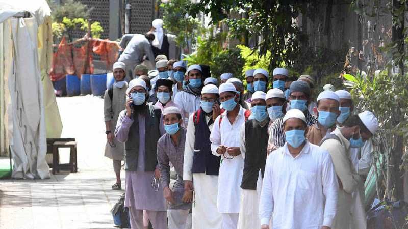 गल्फ न्यूज में छपी खबर के मुताबिक, शख्स को मॉल की ट्राली पर थूकते देखा गया। उसे तुरंत अरेस्ट कर लिया गया।