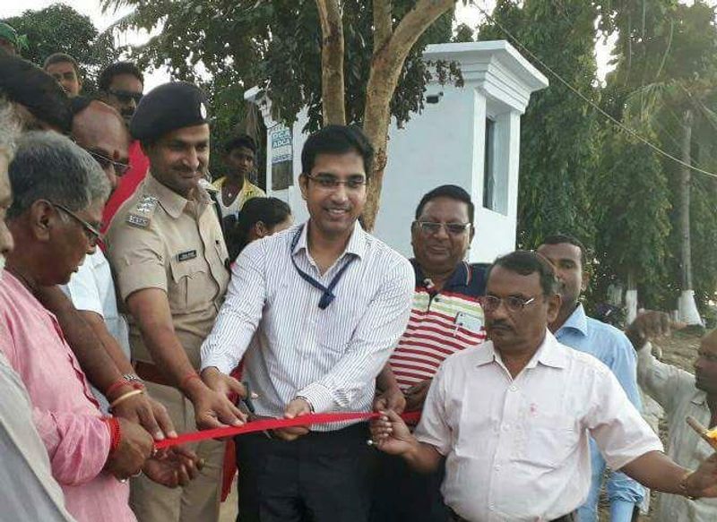जयपुर में पले-बढ़े सौरभ ने अपने इंजीनियरिंग की पढ़ाई आईआईटी दिल्ली से पूरी की है। पूर्णिया जिले में पदास्थापित होने के बाद उन्होनें वहां की परिस्थितियों को बदलने की ठानी। बस उन्हें कुछ अनुभवों की कमी थी। जहां अनुभव की कमी बाधा बनती, सौरभ पुराने अधिकारियों से बिना किसी झिझक के मदद लेते और उनके द्वारा दिए गये सुझावों पर भी अमल करते।