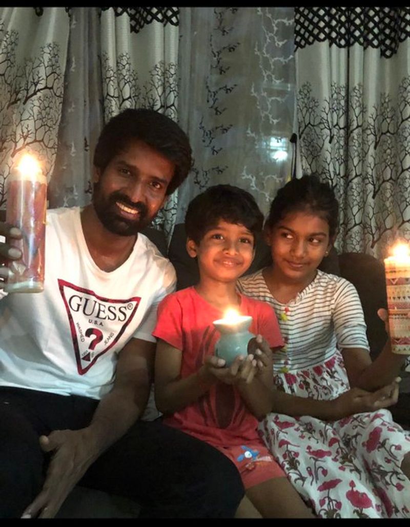 விளக்கேற்றிய பிரபலங்கள்: