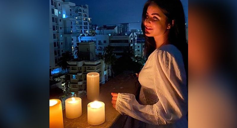 ঘড়ির কাঁটায় তখন ঠিক রাত ৯টা। সেজে উঠেছিল গোটা দেশ। রবিবার এভাবেই একে অন্যের পাশে থেকে করোনা মোকাবিলাতে সামিল হল বলিউড। প্রদীপ জ্বালালেন ক্যাটরিনা কাইফ।