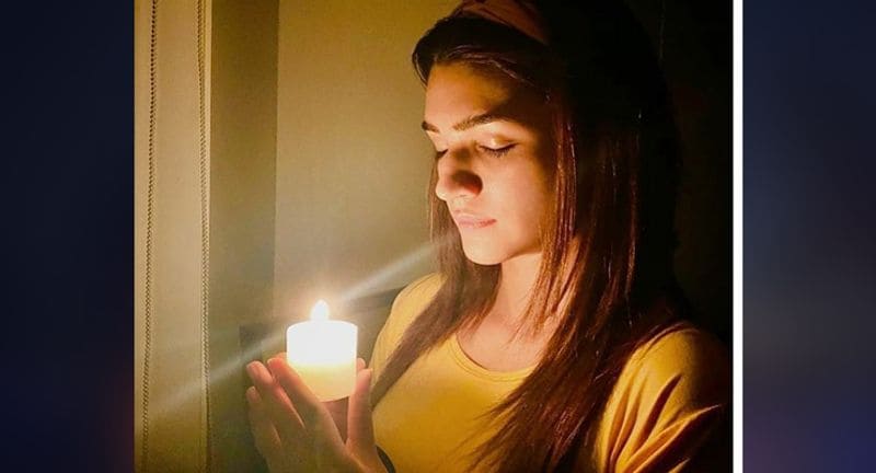 কৃতি স্যাননও সকলের সঙ্গে প্রদীপ জ্বালালেন ঠিক রাত ৯ টায়। এক অঘোষিত যুদ্ধে সামিল গোটা দেশে। পাশে থাকলেন তিনিও।