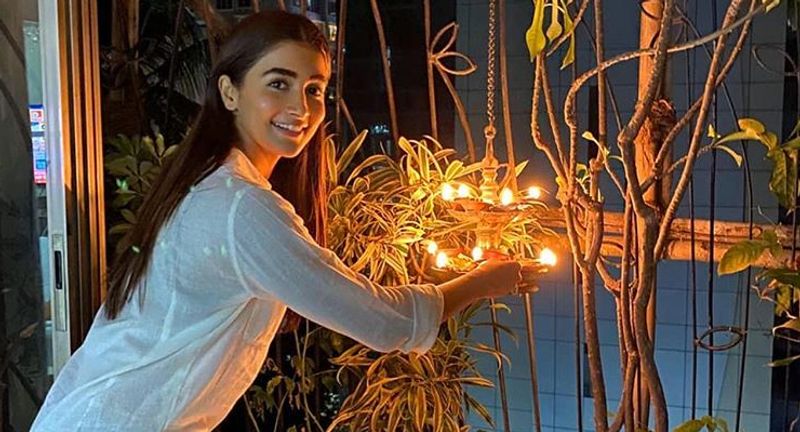 पूजा हेगड़े ने दीया जलाकर किया सपोर्ट।