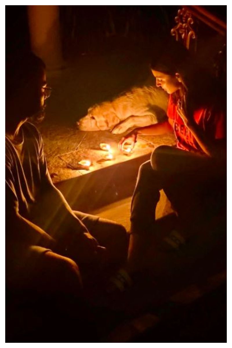 স্ত্রী অনুষ্কার সঙ্গে প্রদীপ জ্বালানোর ছবি টুইট করে ভারত অধিনায়ক কোহালি লিখেছেন, ‘‘সবাই মিলে প্রার্থনা করলে তার একটা ফল পাওয়া যায়। সবার জন্য প্রার্থনা করুন আর একে অন্যের পাশে দাঁড়ান।’’
