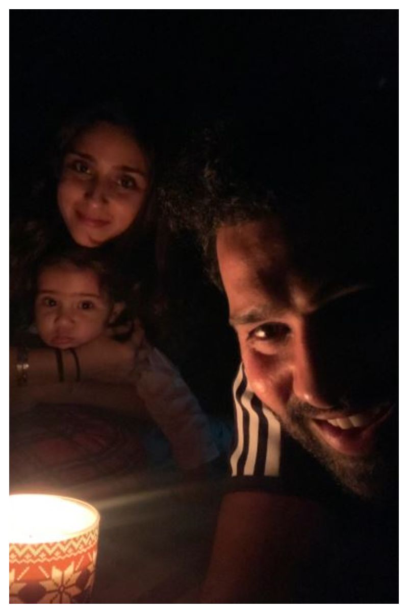 প্রদীপ জ্বালিয়ে সকলকে একতার বার্তা দিলেন ভারতীয় ক্রিকেট দলের অন্যতম সদস্য ও একদিনের দলের সহ অধিনায়ক রোহিত শর্মা। পরিবার সমতে আলো জ্বালান হিটম্যান।