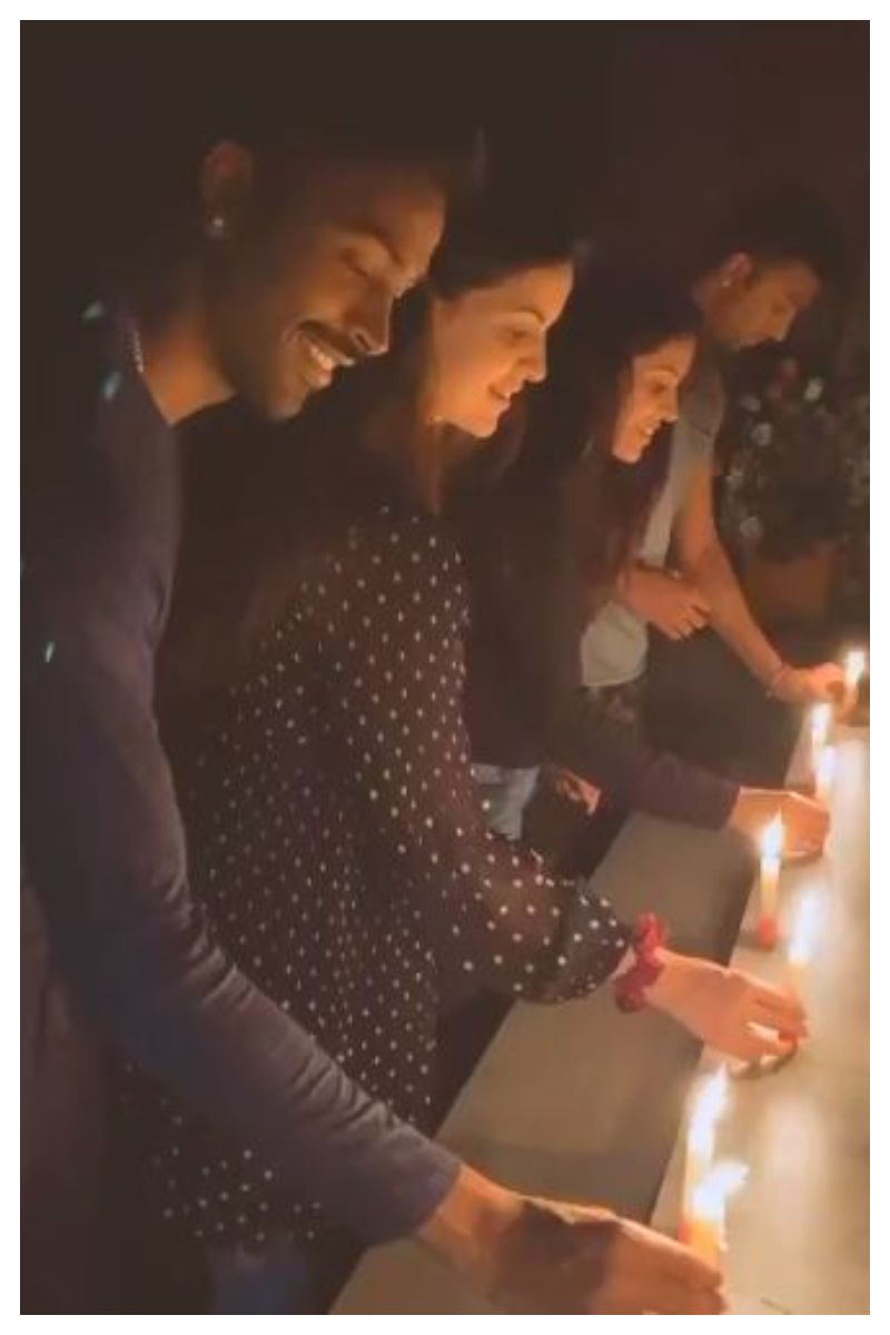 স্বাস্থ্যকর্মীদের জন্য আমাদের হৃদয়গ্রাহী কৃতজ্ঞতা এবং সমর্থন জানাতে পুরো দেশকে একত্রিত হতে দেখে আশ্চর্য। কঠিন সময়ে লড়াই করার জন্য আমাদের আরও দৃঢ়প্রতিজ্ঞ হতে হবে। সপরিবারে প্রদীপ জ্বালানোর ছবি দিয়ে জানালেন হার্দিক ও ক্রুনাল পান্ডিয়া।