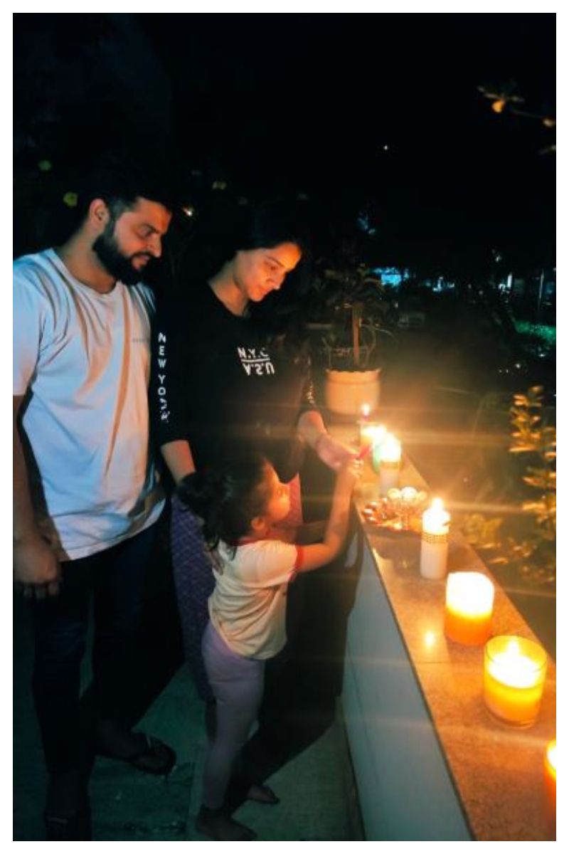 পরিবারের সঙ্গে ছবি শেয়ার করেছেন ক্রিকেটার সুরেশ রায়না। লিখেছেন, আসুন সবাই এক হয়ে দাঁড়াই, এই ভয়ঙ্কর সময় পুরো পৃথিবী কাটিয়ে উঠছে আমরাও পারব।