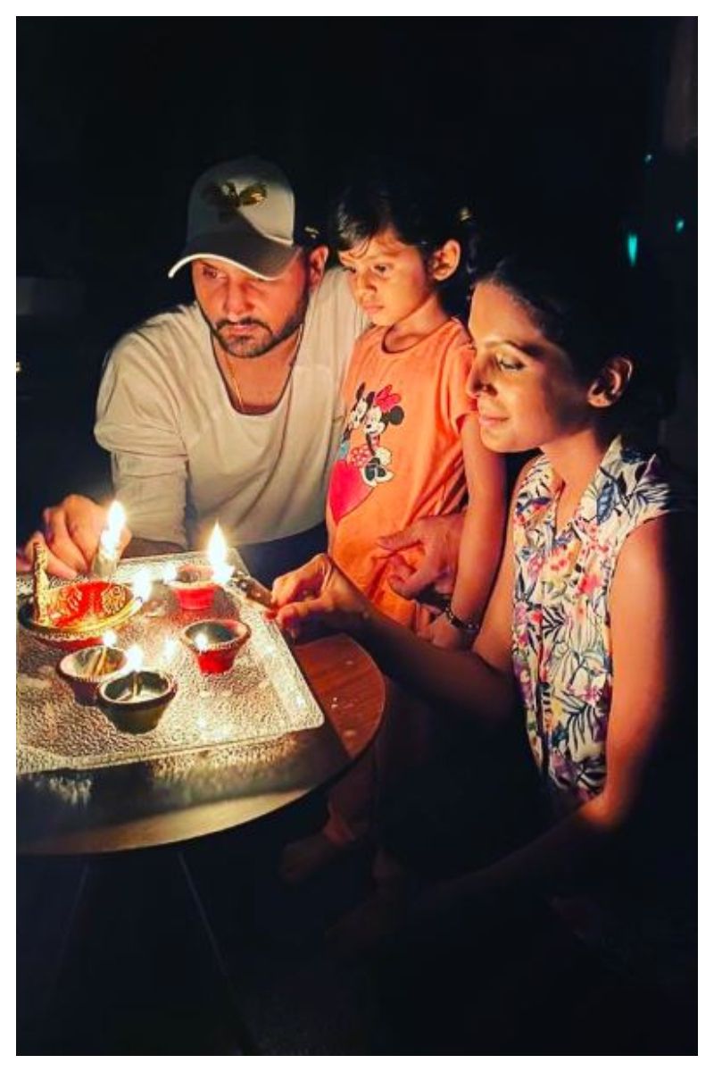 ট্যুইটারে নিজের পরিবারের সঙ্গে প্রদীপ জ্বালানোর ছবি শেয়ার করলেন ভারতীয় তারকা স্পিনার হরভজন সিং।